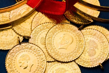 Geleneksel Türk yarım altın sikkeleri ve bilezikleri zenginlik ve refahı simgeliyor
