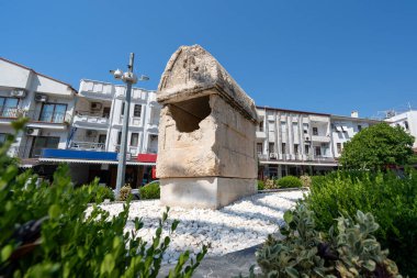 Kas, Antalya, Türkiye - 9 Temmuz 2025: Kas Türkiye şehir merkezindeki Antik Lycia mezarı