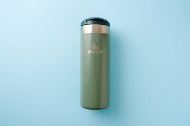 Antalya, Türkiye - 17 Ağustos 2025: Dayanıklı yeşil Stanley Sıcak ve soğuk içecekler için Aerolight Transit Kupa