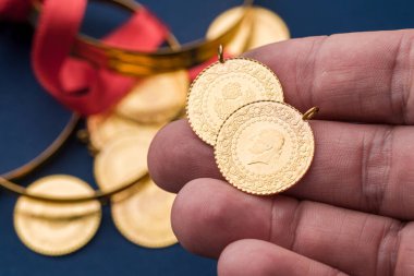 Geleneksel Türk yarım altın sikkeleri ve bilezikleri zenginlik ve refahı simgeliyor