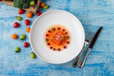 Katmanlı domates ve baharatlı pancar terrine.