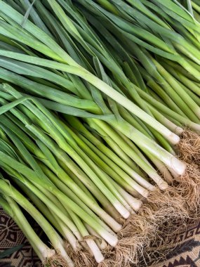 Türkiye 'de geleneksel bir sokak pazarında taze yeşil pırasa sergilendi