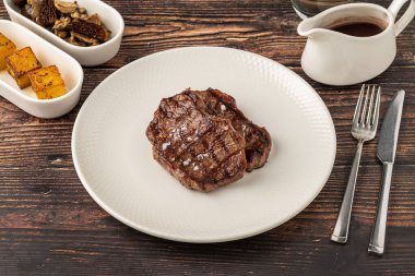 Sos ve soslu sulu ızgara biftek.