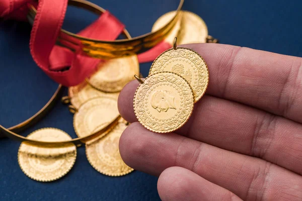 Geleneksel Türk yarım altın sikkeleri ve bilezikleri zenginlik ve refahı simgeliyor