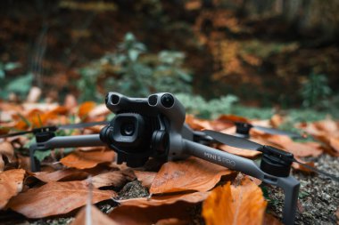 Antalya, Türkiye - 5 Kasım 2025: DJI Mini 5 Pro insansız hava aracının sonbahar uçakları