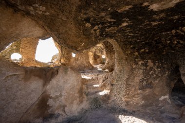 Avdalaz Şatosu, Afyonkarahisar 'ın İhsaniye ilçesine bağlı Ayazini köyündeki Phrygian (Frig) Vadisi' nde yer alır.