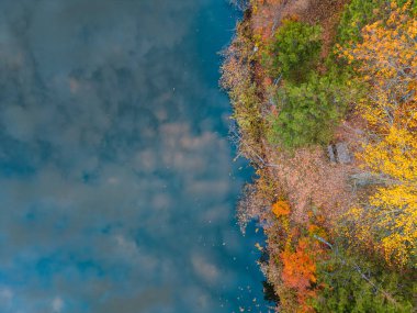 Topuk Platosu Ulusal Parkı 'ndaki göl manzarası Domanik - İnegol yolu üzerindeki sakin bir orman manzarasıyla çevrilidir.