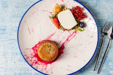 Sıcak tahini sufle tatlı, dondurma ve karışık böğürtlen.