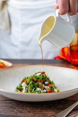 Çürümüş peynir ve domatesli taze bitki salatası.