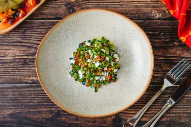 Çürümüş peynir ve domatesli taze bitki salatası.