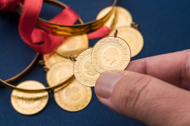 Geleneksel Türk yarım altın sikkeleri ve bilezikleri zenginlik ve refahı simgeliyor