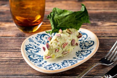 Şam fıstıklı kremalı tatlıya yakın plan.