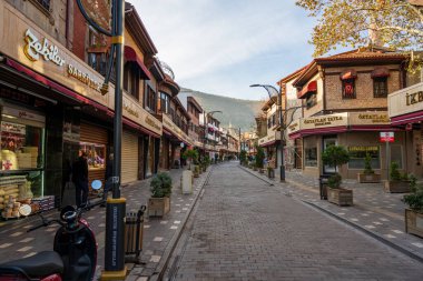 Afyonkarahisar, Türkiye - 11 Kasım 2025: Afyonkarahisar Uzuncarsi (Afyon), şehrin tarihi eski pazarı