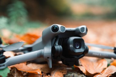 Antalya, Türkiye - 5 Kasım 2025: DJI Mini 5 Pro insansız hava aracının sonbahar uçakları