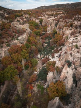 Afyonkarahisar 'daki Phrygian (Frig) Vadisi' nde antik kaya oluşumları ve canlı sonbahar renklerinin havadan görünüşü