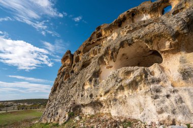 Avdalaz Şatosu, Afyonkarahisar 'ın İhsaniye ilçesine bağlı Ayazini köyündeki Phrygian (Frig) Vadisi' nde yer alır.