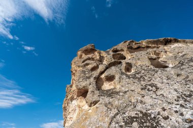 Avdalaz Şatosu, Afyonkarahisar 'ın İhsaniye ilçesine bağlı Ayazini köyündeki Phrygian (Frig) Vadisi' nde yer alır.