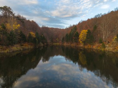 Topuk Platosu Ulusal Parkı 'ndaki göl manzarası Domanik - İnegol yolu üzerindeki sakin bir orman manzarasıyla çevrilidir.