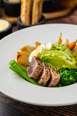 Sebzeli, yumurtalı ve yeşil sebzeli ton balığı salatası.