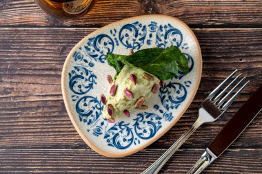 Şam fıstıklı kremalı tatlıya yakın plan.