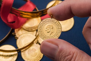 Geleneksel Türk yarım altın sikkeleri ve bilezikleri zenginlik ve refahı simgeliyor