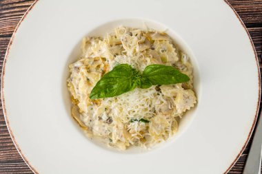 Parmesanlı rendelenmiş mantarlı makarna ve taze fesleğen.