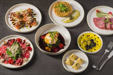 Renkli Akdeniz başlangıçları zeytin, peynir ve canlı soslarla