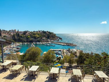 Deniz ve kıyı şeridi ile Antalya Kaleici Eski Şehir Marina manzarası