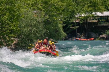 Antalya, Türkiye - 6 Mayıs 2025: Antalya Koprulu Kanyonu 'ndaki büyük bir rafting teknesinde rafting
