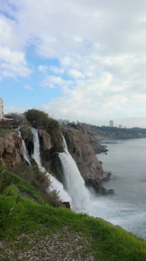 Kayalıklardan Akdeniz 'e akan Düşük Duden Şelalesinin 4K manzarası