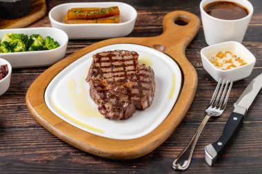 Zeytin yağıyla servis edilen ızgara biftek.