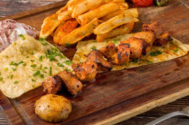 Geleneksel Türk mezeleriyle servis edilen ızgara kuzu şişleri.