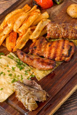 Geleneksel Türk karışık ızgara tabağı ahşap tabakta servis ediliyor