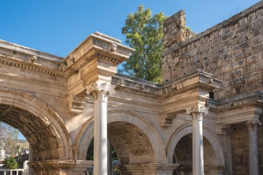 Hadrian Kapısı, ayrıca Uc Kapilar olarak da bilinir, güneşli bir günde Antalya Eski Kasabası ya da Kaleici girişinde.