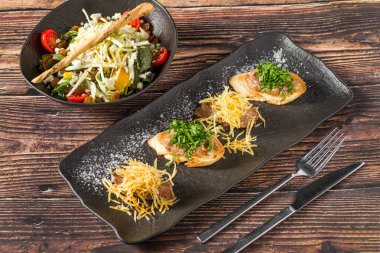 Kızarmış biftekli fileto ve kızarmış patates.