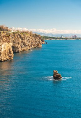 Akdeniz 'e bakan Antalya kıyı şeridi yakınlarındaki Lara kayalıkları
