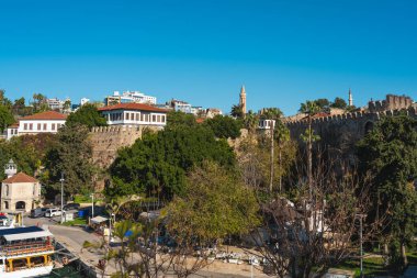 Tarihi duvarları ve Yivli Minare ile Antalya eski kasaba marinası