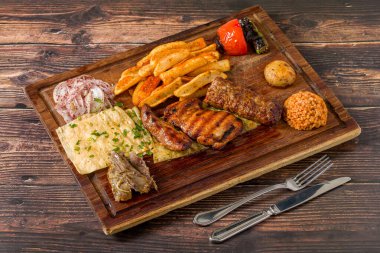 Geleneksel Türk karışık ızgara tabağı ahşap tabakta servis ediliyor