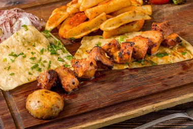 Geleneksel Türk mezeleriyle servis edilen ızgara kuzu şişleri.