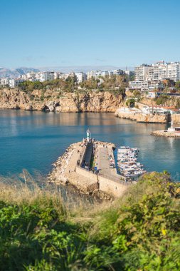 Antalya Limanı 'nın manzarası ve Kaleici' deki tur tekneleri