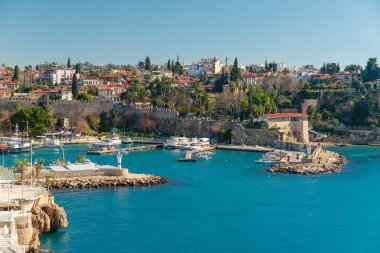 Antalya Limanı 'nın manzarası ve Kaleici' deki tur tekneleri