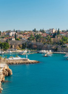 Antalya Limanı 'nın manzarası ve Kaleici' deki tur tekneleri