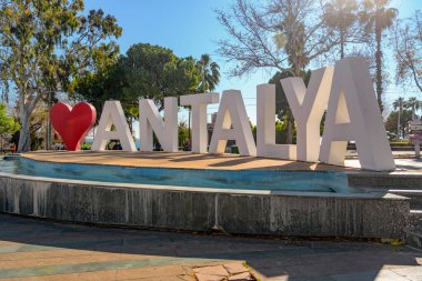 Antalya, Türkiye - 13 Ocak 2026: Antalya, Türkiye 'nin merkezindeki süs havuzunda Aşk Antalya imzası