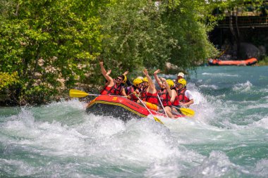 Antalya, Türkiye - 6 Mayıs 2025: Antalya Koprulu Kanyonu 'ndaki büyük bir rafting teknesinde rafting