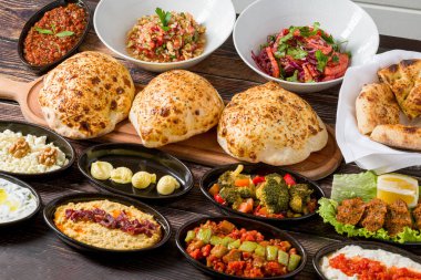 Ekmek ve taze salatalı geleneksel Türk meze seçimi