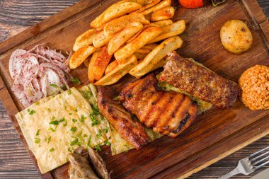 Geleneksel Türk karışık ızgara tabağı ahşap tabakta servis ediliyor