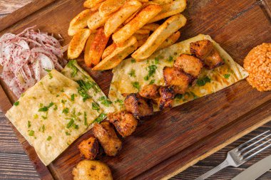 Geleneksel Türk mezeleriyle servis edilen ızgara kuzu şişleri.