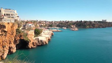 Antalya Limanı 'nın manzarası ve Kaleici' deki tur tekneleri