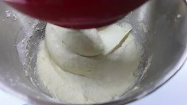 Profesyonel fırın hazırlama sırasında çalışan Hamur karıştırma makinesi