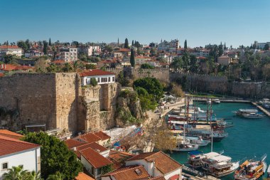 Antalya Limanı 'nın manzarası ve Kaleici' deki tur tekneleri
